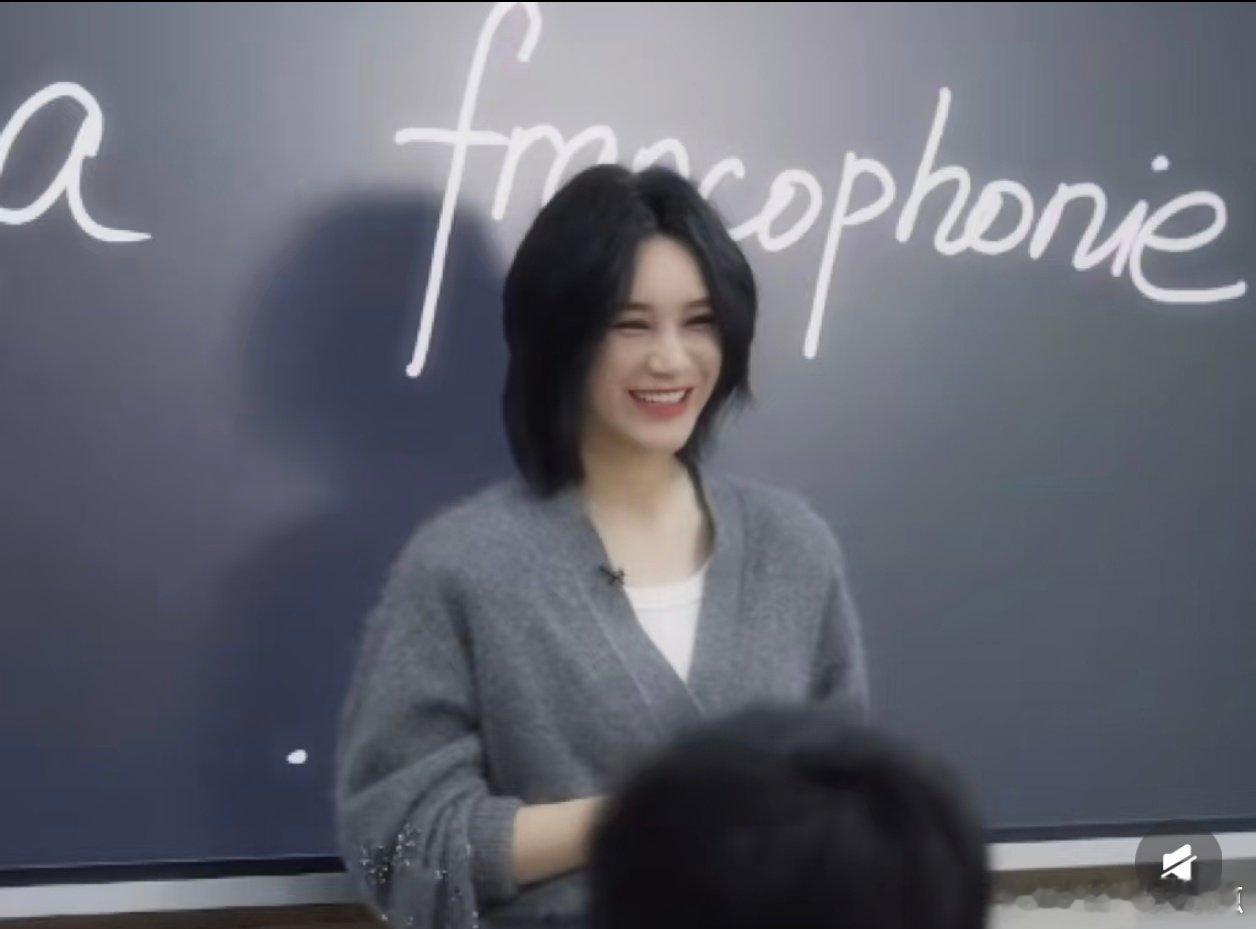 尚雯婕好突然的法语采访合伙人尚雯婕一段猝不及防的法语采访也太苏了，智性恋DNA狠