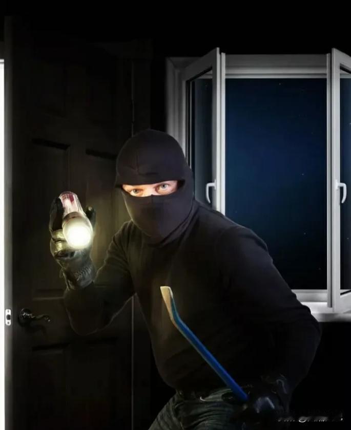 2010年浙江宁波，男子凌晨2点多下班回家时，却发现家中被人翻动过。男子来到窗台