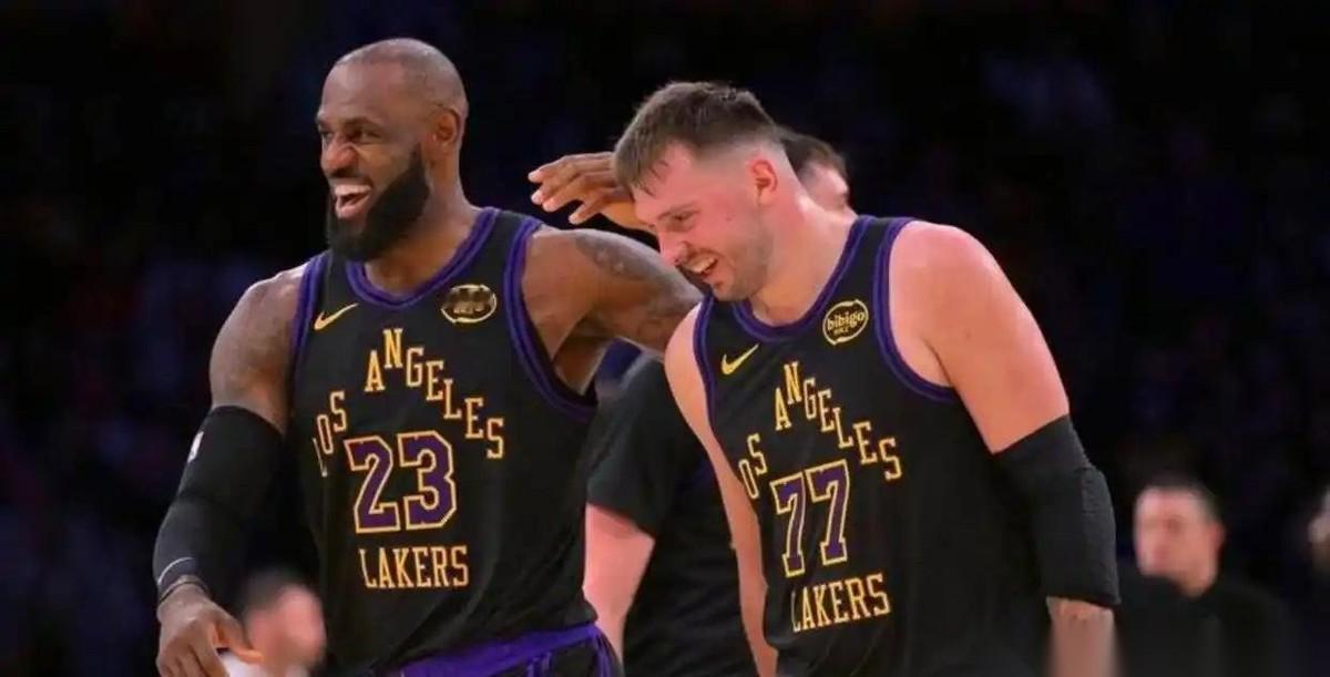 詹姆斯又创造了奇迹，单核带队107-98战胜了年轻的火箭队，获得了季后赛首轮第一