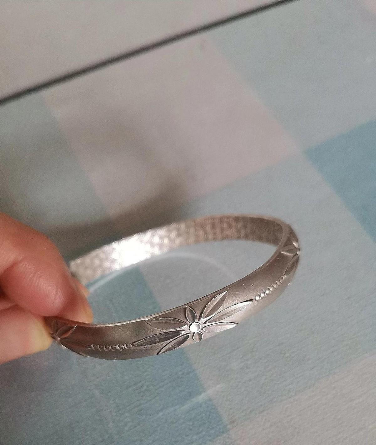 别急着拿你那个旧银镯去换新款。
柜姐不会告诉你，这里有一把“剪刀”正剪你的钱包。