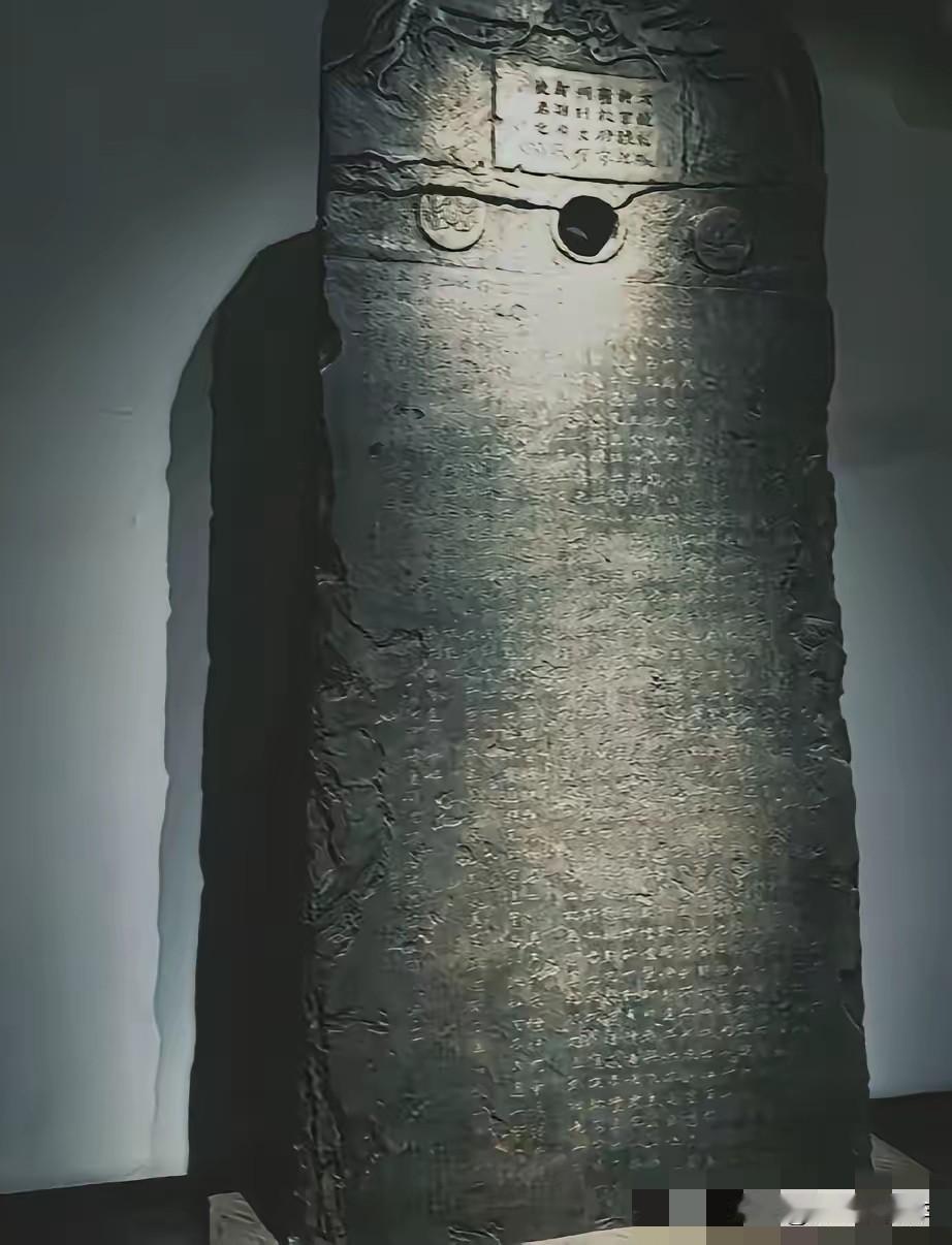 中国外交发话
日本皇室急的坐不住
就因为一块9.5吨重的石碑，为什么却如此看重？