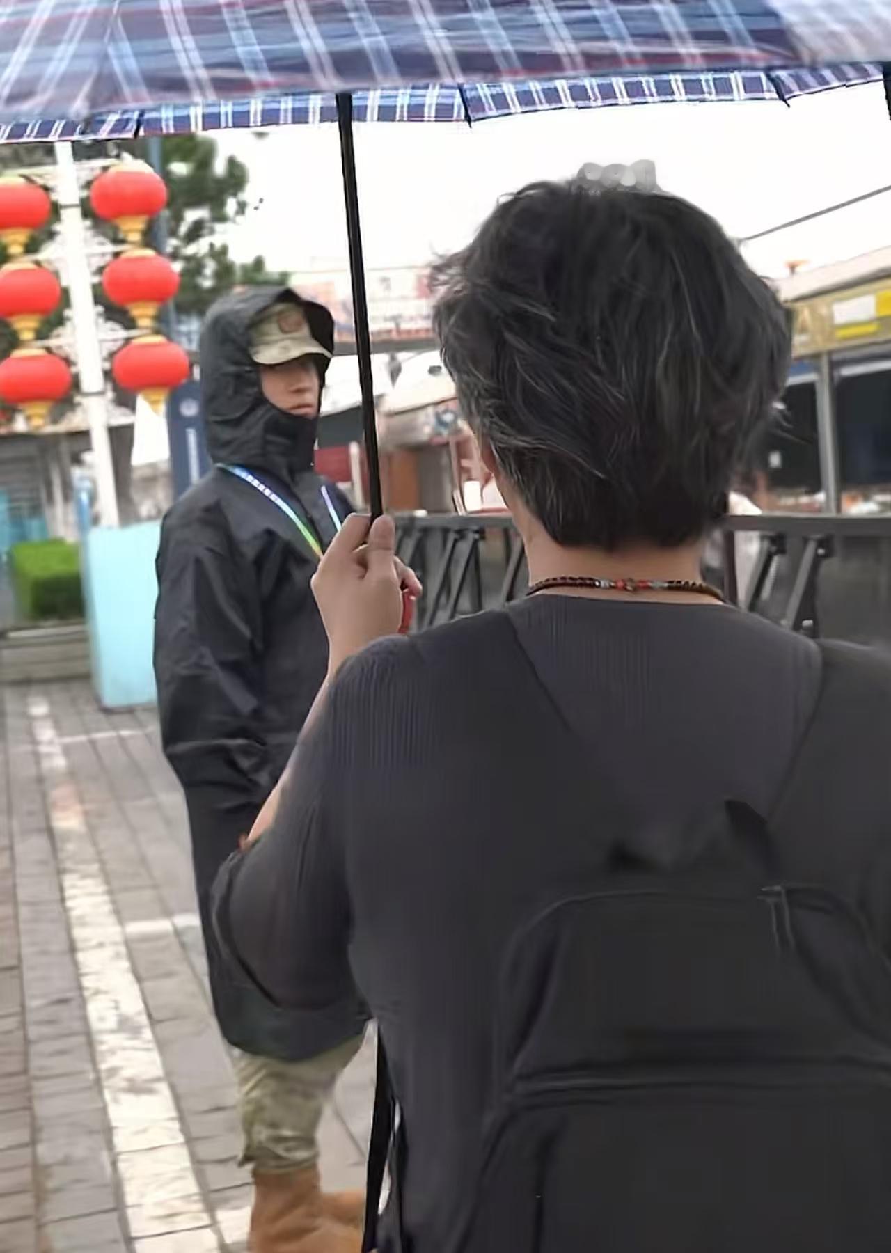 这感人的一幕，连人民日报也忍不住转发了！山东青岛，北部战区海军舰艇开放活动，母亲