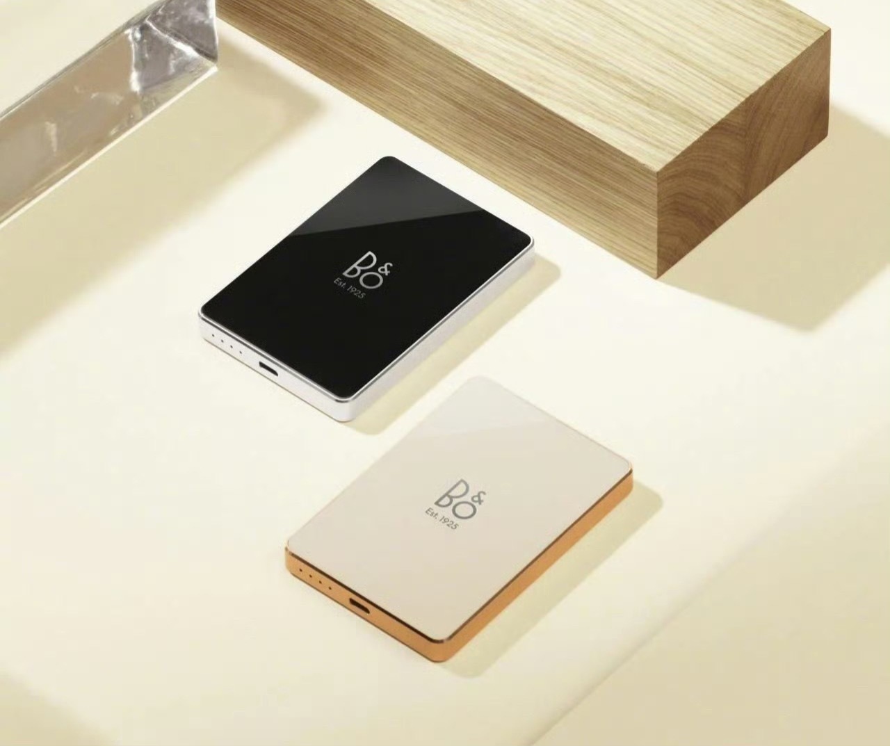 铂傲 B&O 正式进军移动电源市场，首款产品主打设计美学与高端定位，看着确实很精
