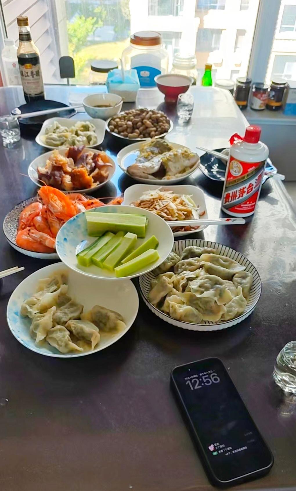 亲爱的祖国生日快乐国庆假期，老妈去了威海今天给我发来了一张图，说包了饺子庆祝祖国