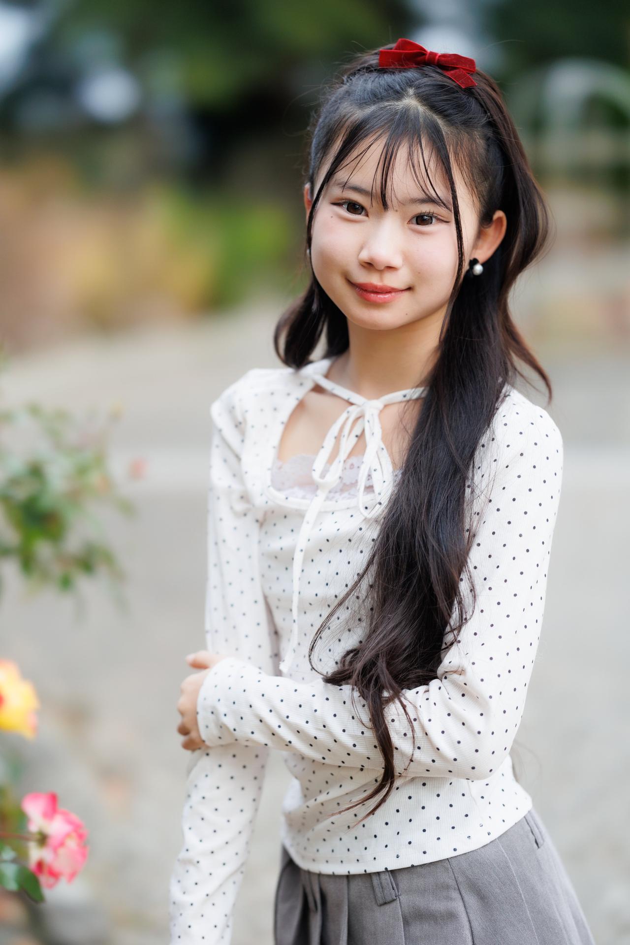 红妆映绿意，笑语入花丛。