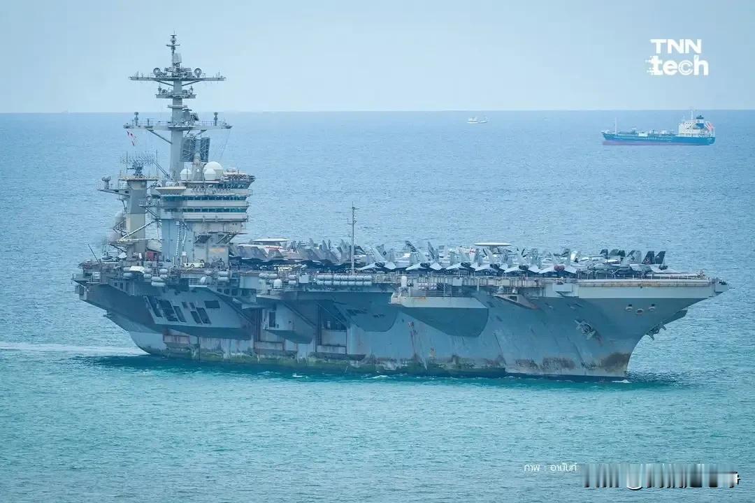 林肯号航母停靠在了泰国休整，美国星条旗报突然公布了两张照片
非常的有意思啊
第1