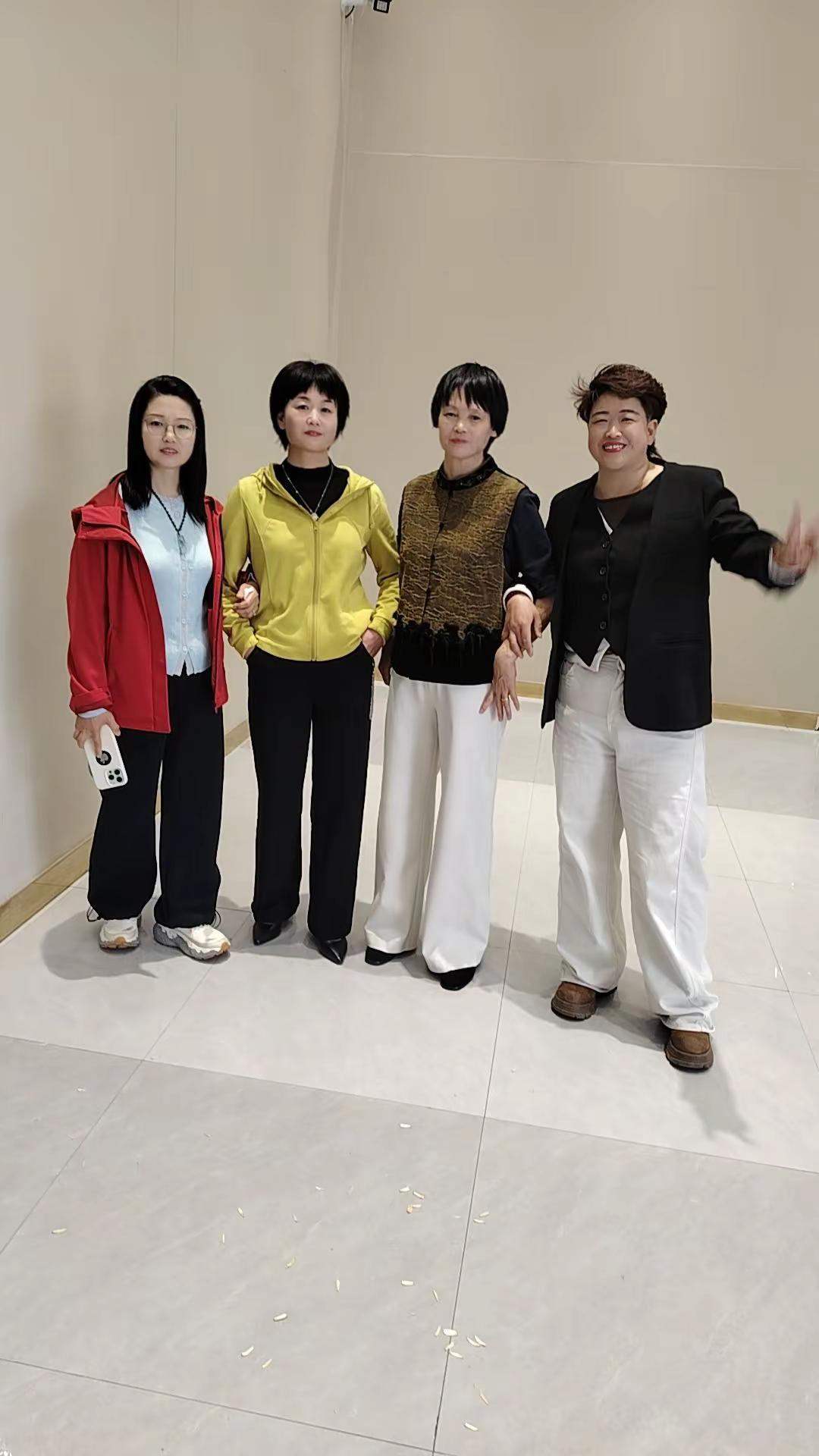 欢聚时刻舞起来 全家同框