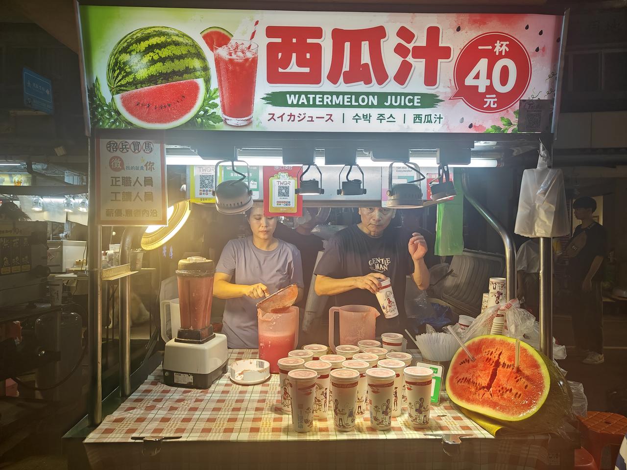 现打西瓜汁和冰镇仙草茶，在炎热夏日中，是南方夜市最受欢迎的消暑圣品。