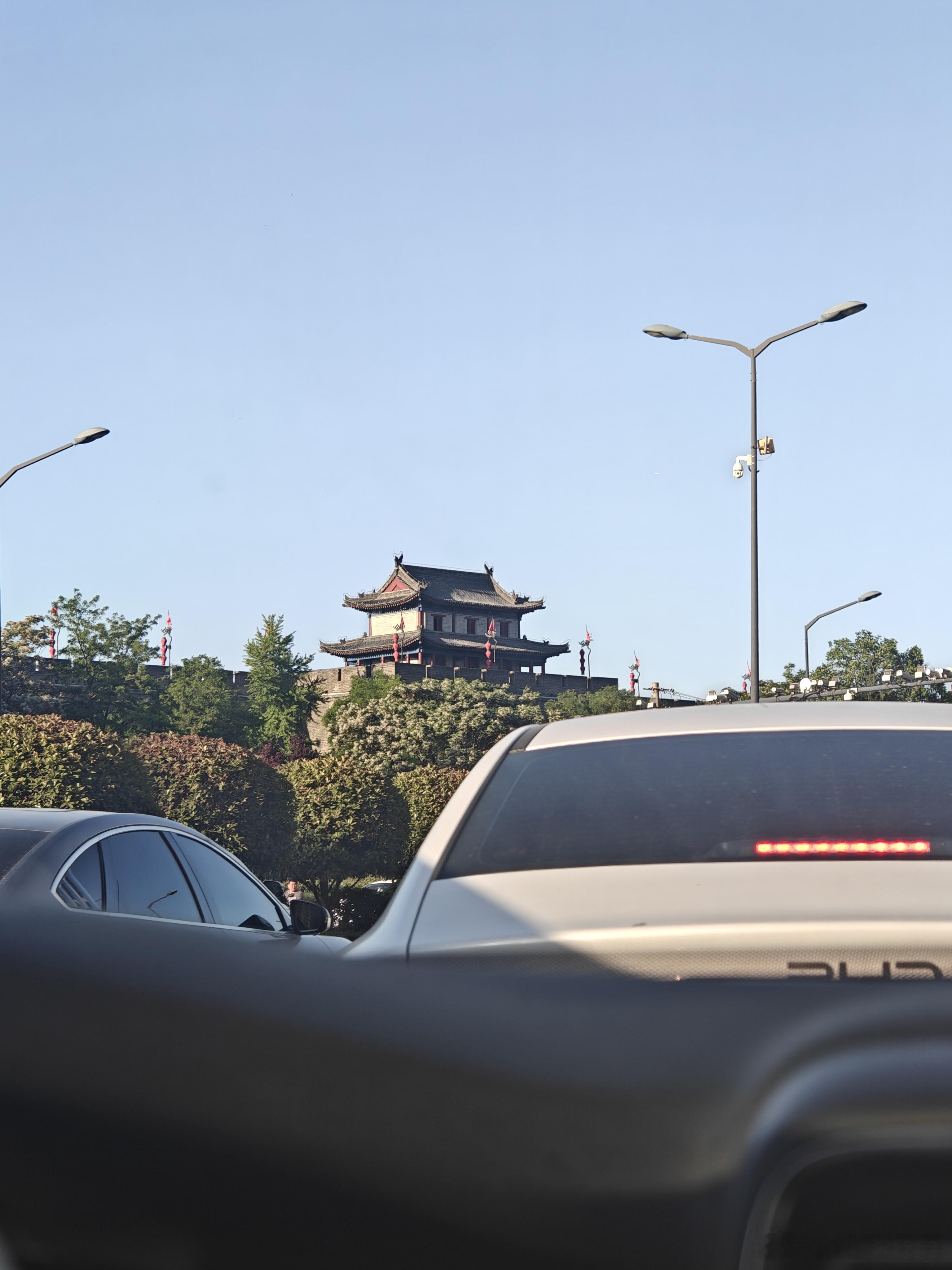 像个游客一样被堵在了城墙附近，不过也没毛病，毕竟我是外地车牌 