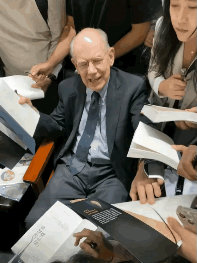 看见没，米尔斯海默受欢迎程度，怪不得清北学生留学美国的多，近日，米尔斯海默清华大