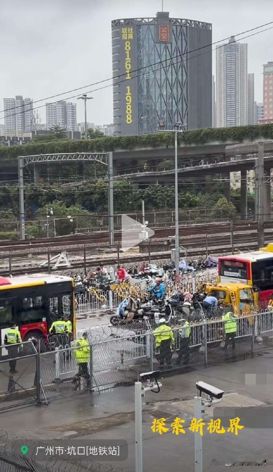 “乱停乱放，早就该抓一抓了！”在坑口停电动车的街坊注意了。（如下图所示）今日已有