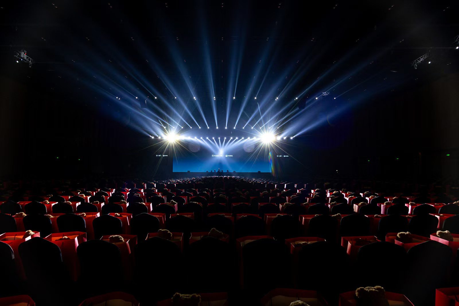 【】12月30日晚，时隔七年， 的年度“科技春晚”回归。不过，原定7点开始的直播