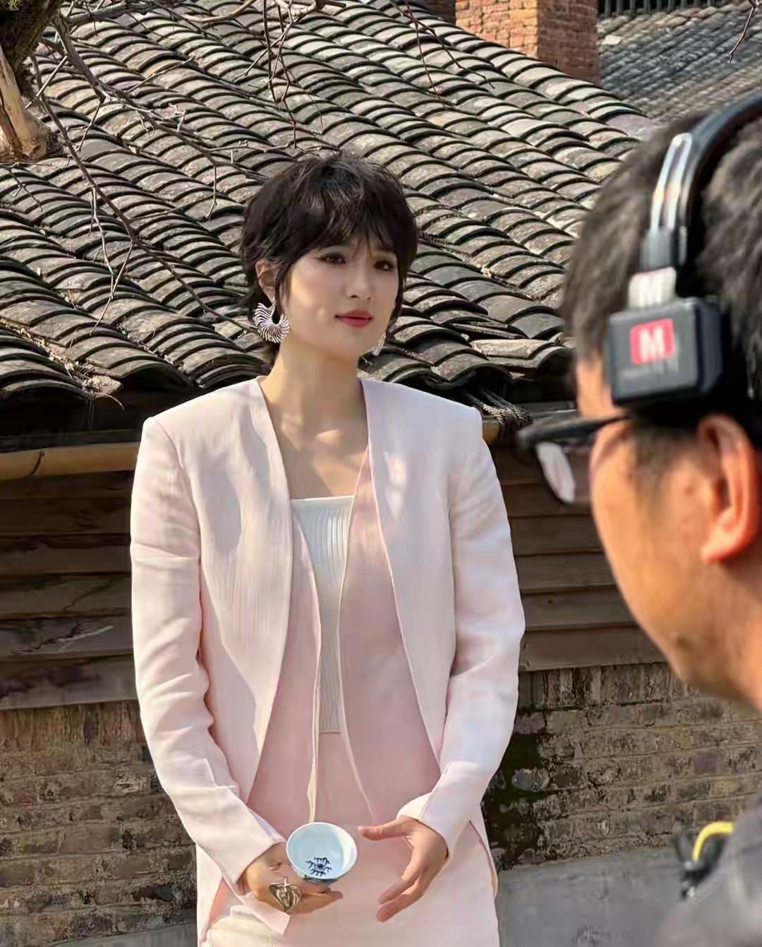 姚安娜这算躺赢吗？
 
每次富二代、星二代塌房的消息一出，姚安娜的口碑就悄悄往上