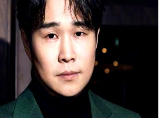 每月5号，哥哥沈飞卡里准时进账5万，备注：给爸妈买肉。

小沈阳在外拍戏，哥哥在