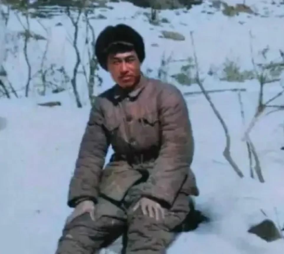 1950年，剿匪途中，一名解放军战士不幸被俘，土匪头子见他年轻，想收编他，他宁死
