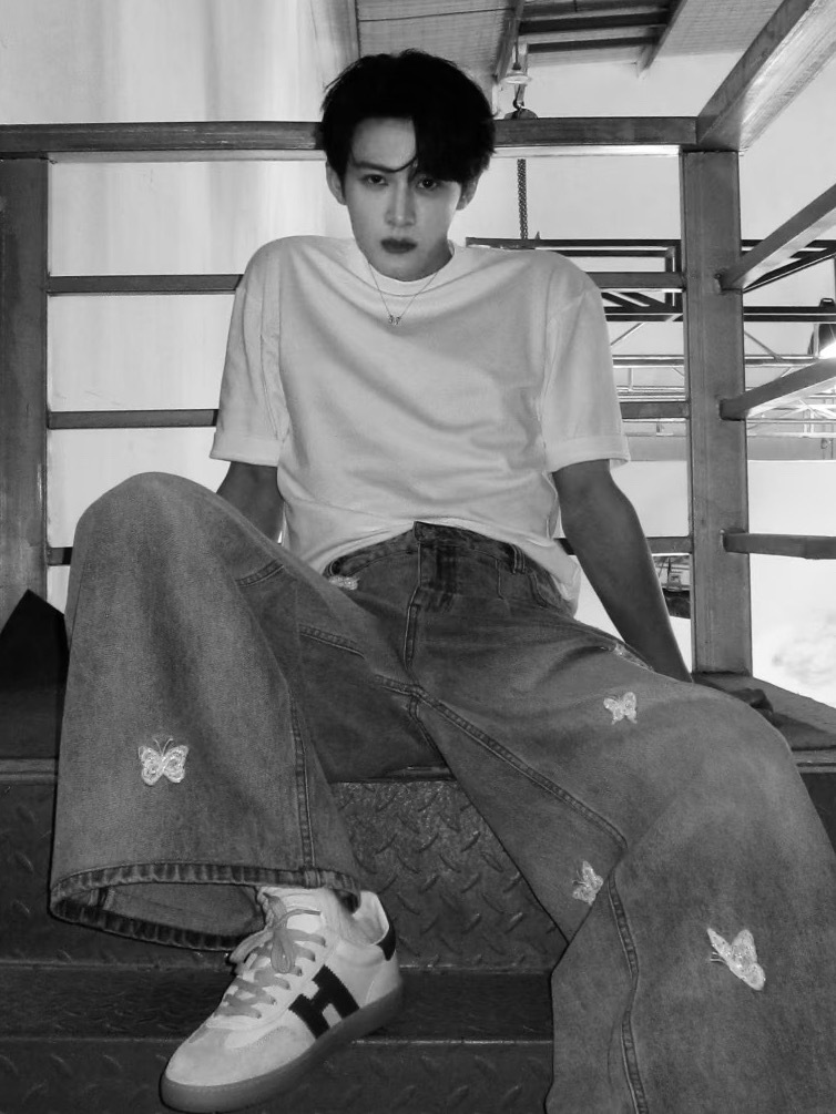 这张好男鬼，给我盯（）了