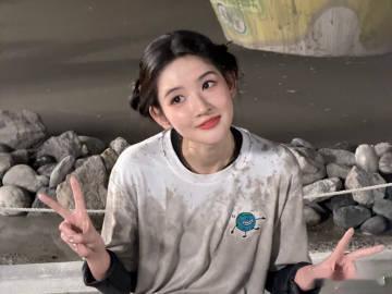 地球超新鲜王玉雯彻底放飞形象地球超新鲜综艺泥潭现场王玉雯沾满一身泥调侃自己是黑芝