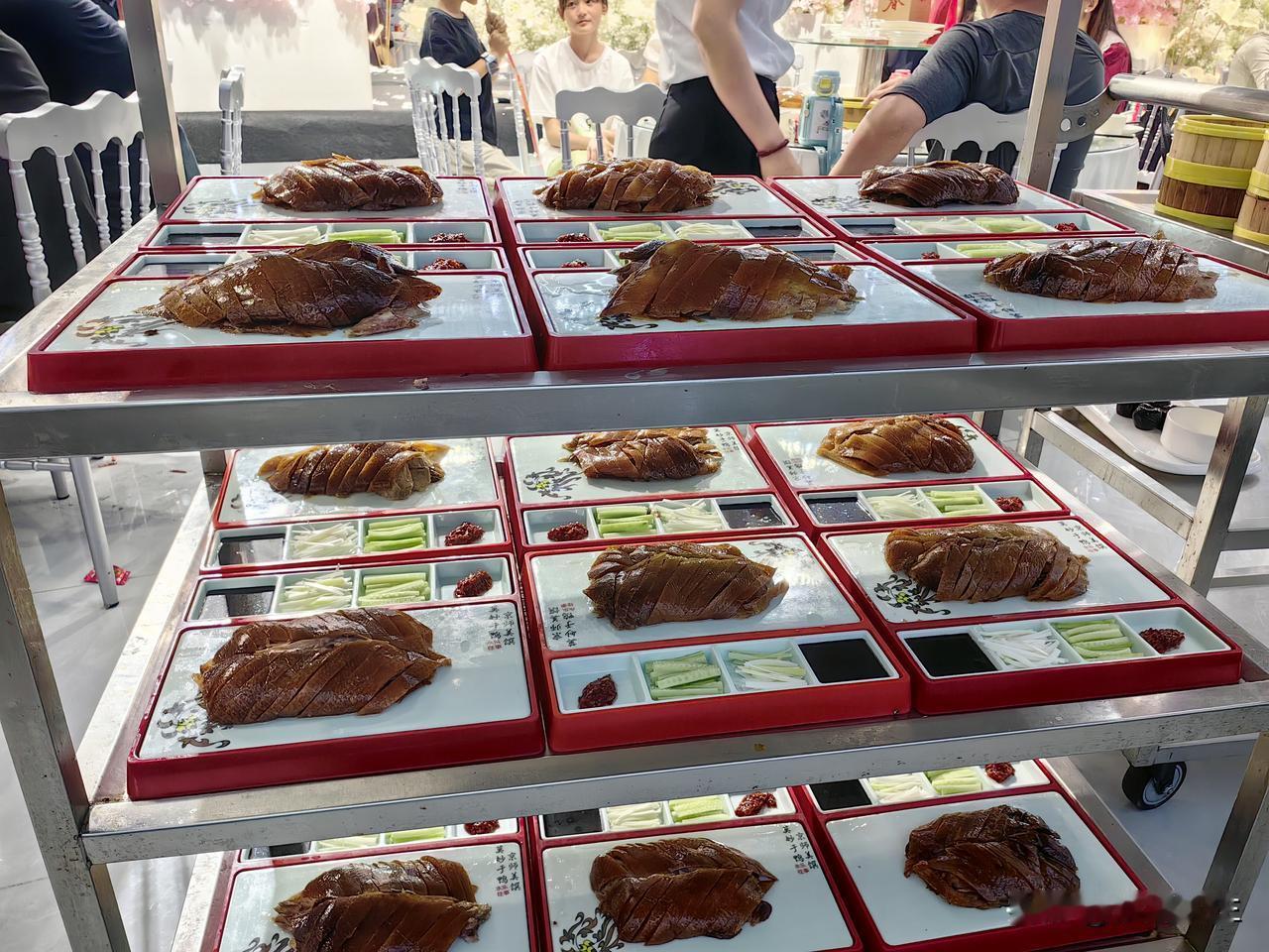 20个菜18个正菜4个副菜除了卤牛肉可能是预制以外，其它全是现做。这个菜吃的真是