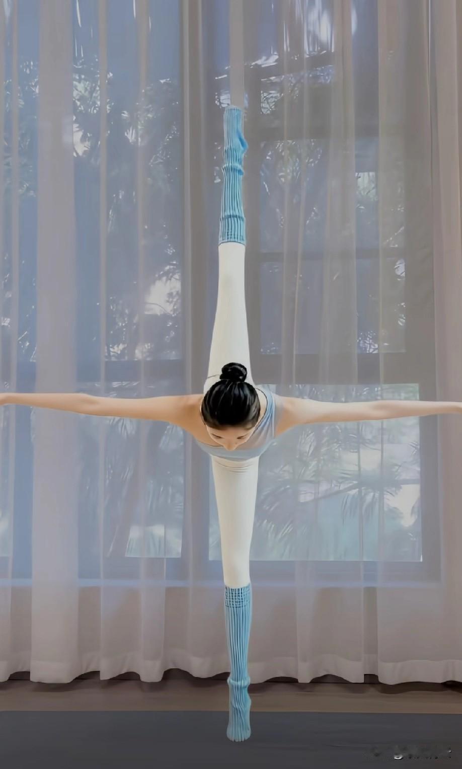 差点以为是Ai呢
柔韧性不错[赞]
身材也挺好