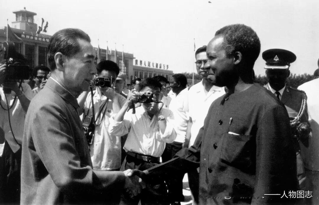 1968年，周恩来总理同来访的坦桑尼亚总统尼雷尔握手。