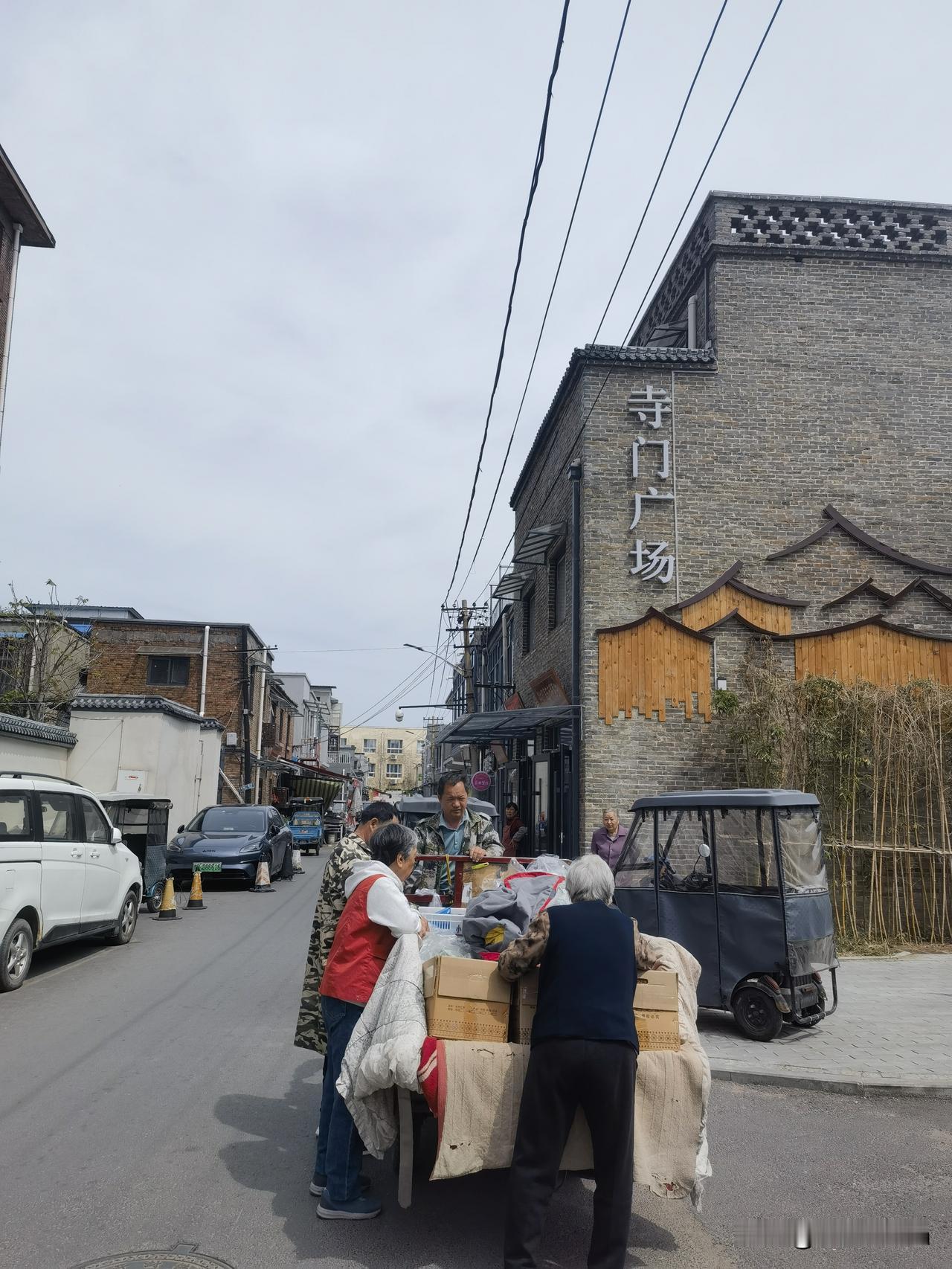 善良比聪明更难。聪明是一种天赋，而善良是一种选择。