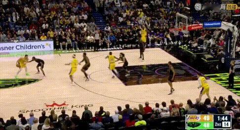 给我中锋——东契奇2送盲视野空接！
图1：被罩死也能看到詹姆斯跑位；图2：这球更