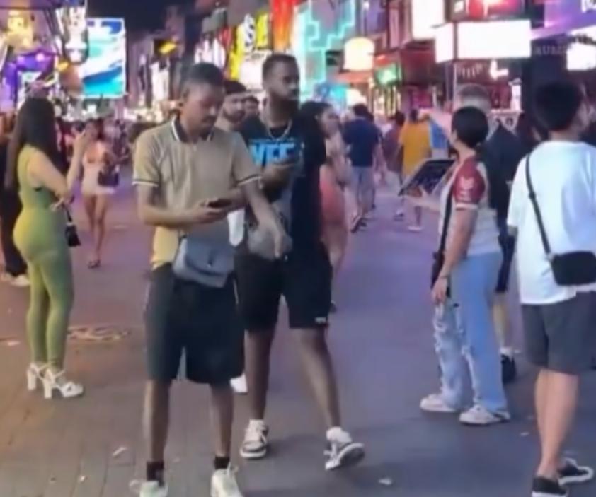 林肯号航母抵达泰国之后，5000名美军官兵迎来了一次难得的靠港休整。

离开狭小