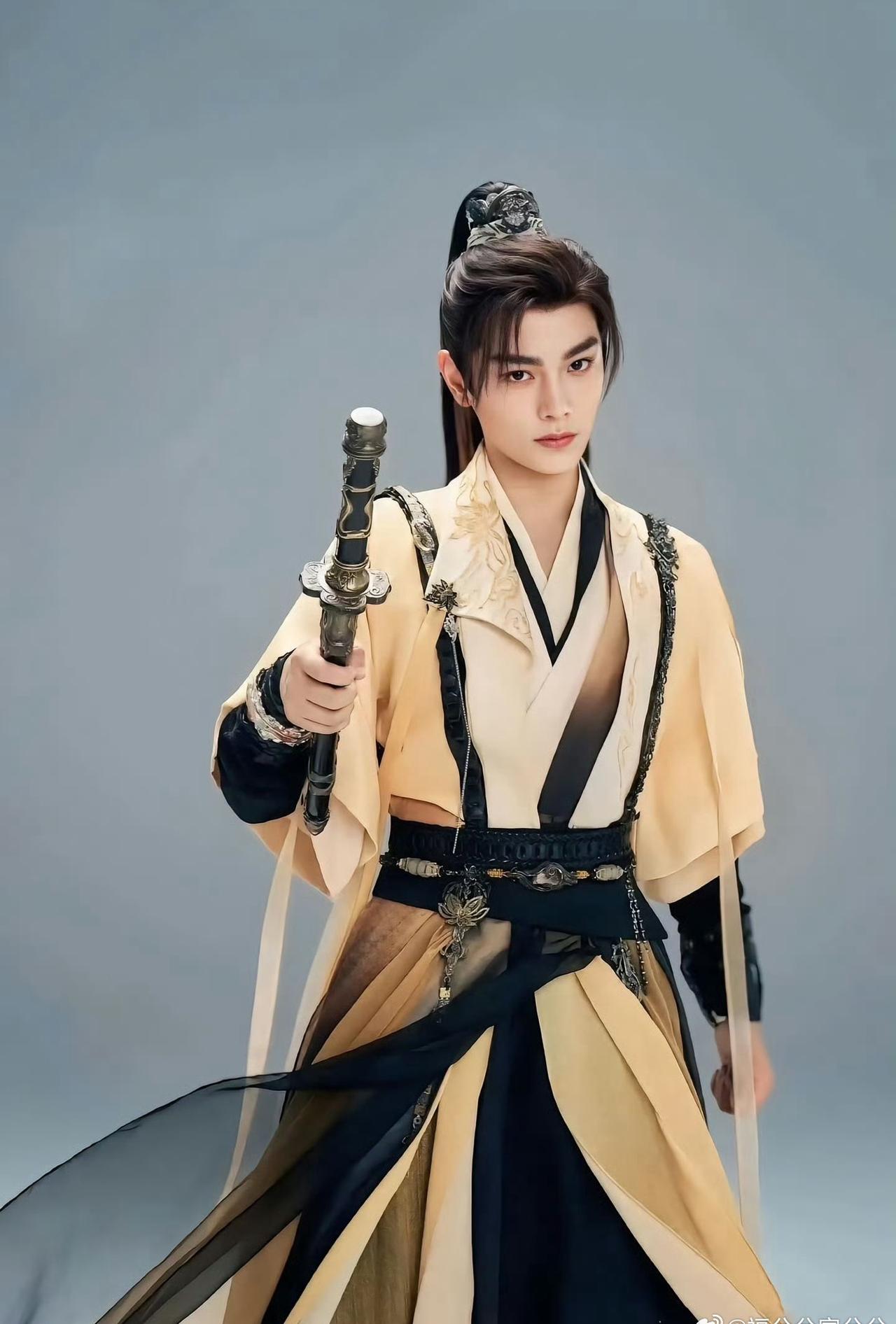 即使藏住了心底暗涌澎湃的爱意，仍无法移开对你痴情眷恋的眼色

丁禹兮山河枕｜丁禹