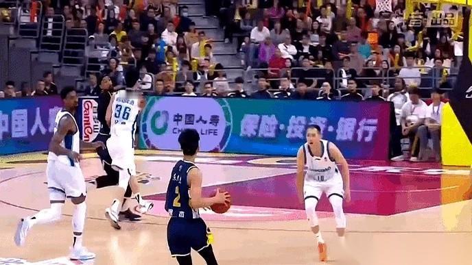 把二百多斤的大汉推出老远，自己一秒举手，满脸无辜。
牛就牛在，裁判愣是没看见。