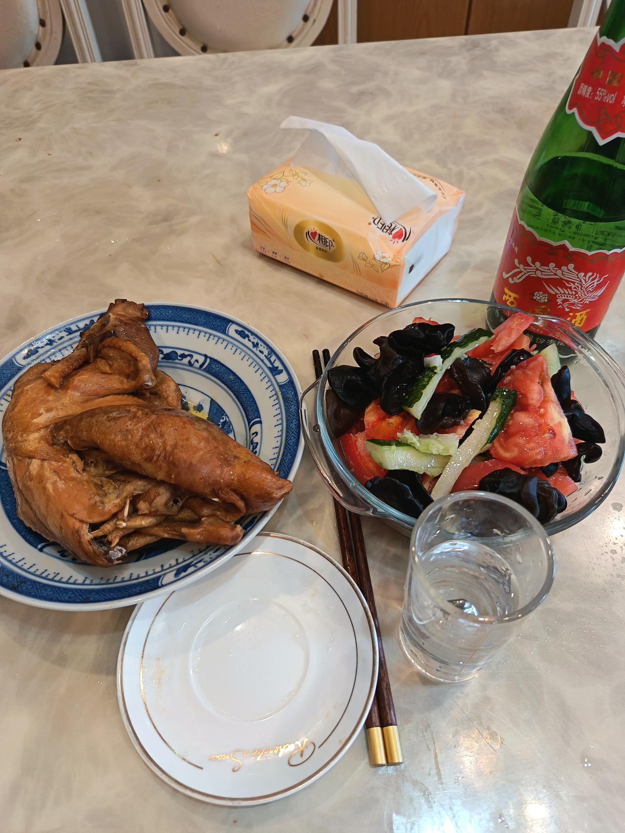这瓶西凤酒5月份买的，放了快大半年，一直都没有动。

有人会说，你减肥不敢喝，因