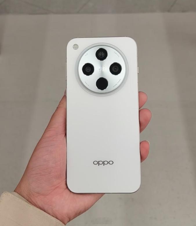 据爆料，OPPO X8s 用了 6.3 英寸小屏，搭载9400+芯片，重量小于1