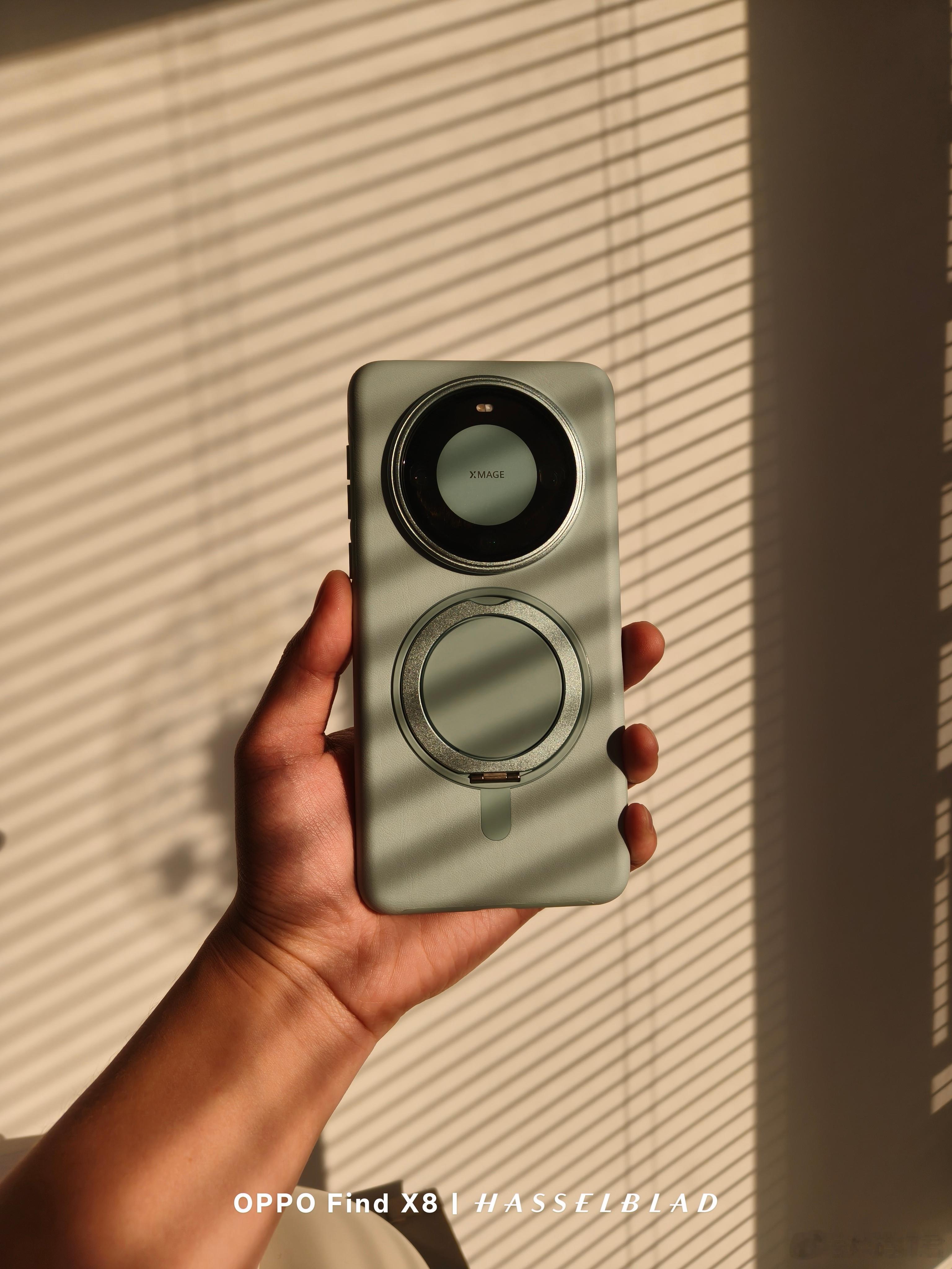 给我的Mate 60Pro「雅川青」配了个耐尔金家的灵革保护壳，都是绿色，颜色还