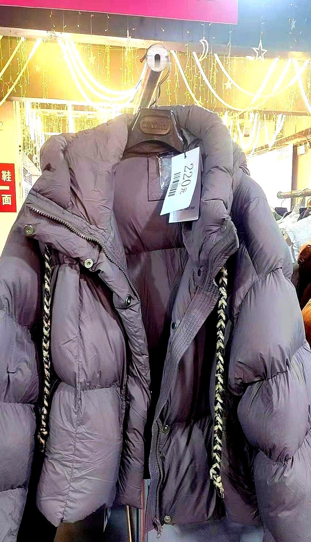 海宁，大仓库，冬天薅羊毛。
 
商场三千的羊绒，这里两百八，别嫌便宜，同款机器里