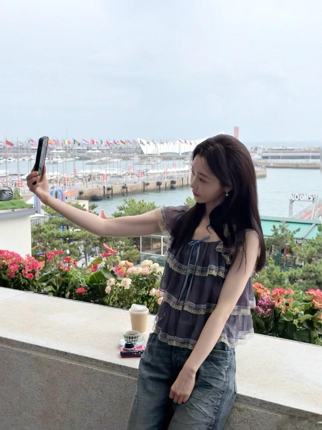 宋轶海边露台随拍定格城市与海风，褪去镜头前的华丽，解锁宋轶舒服自在的生活碎片。 
