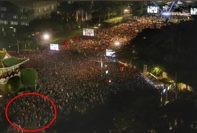 今日台湾选举将于早上8点正式开始投票，蓝绿白三方将直球对决。昨晚的选前之夜各方可