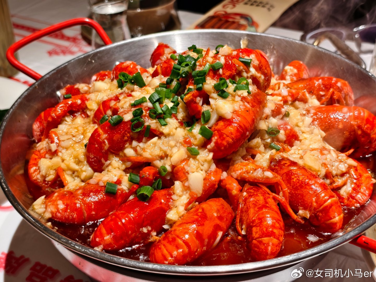 深夜放毒 看看我在武汉吃的蒜香小龙虾感觉比油焖的更有味！另外这个啤酒也好好喝应该