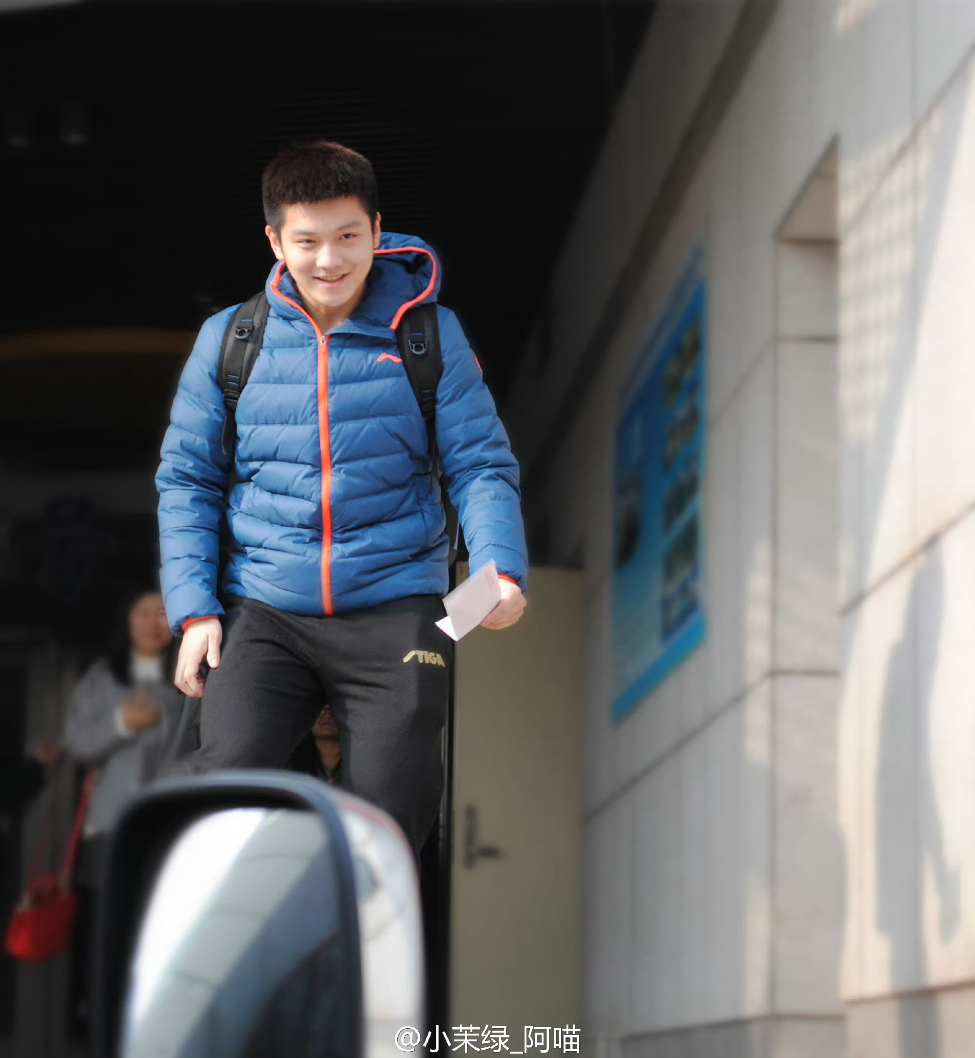 接小孩放学 他跟我说今天考试考了一百昏樊振东