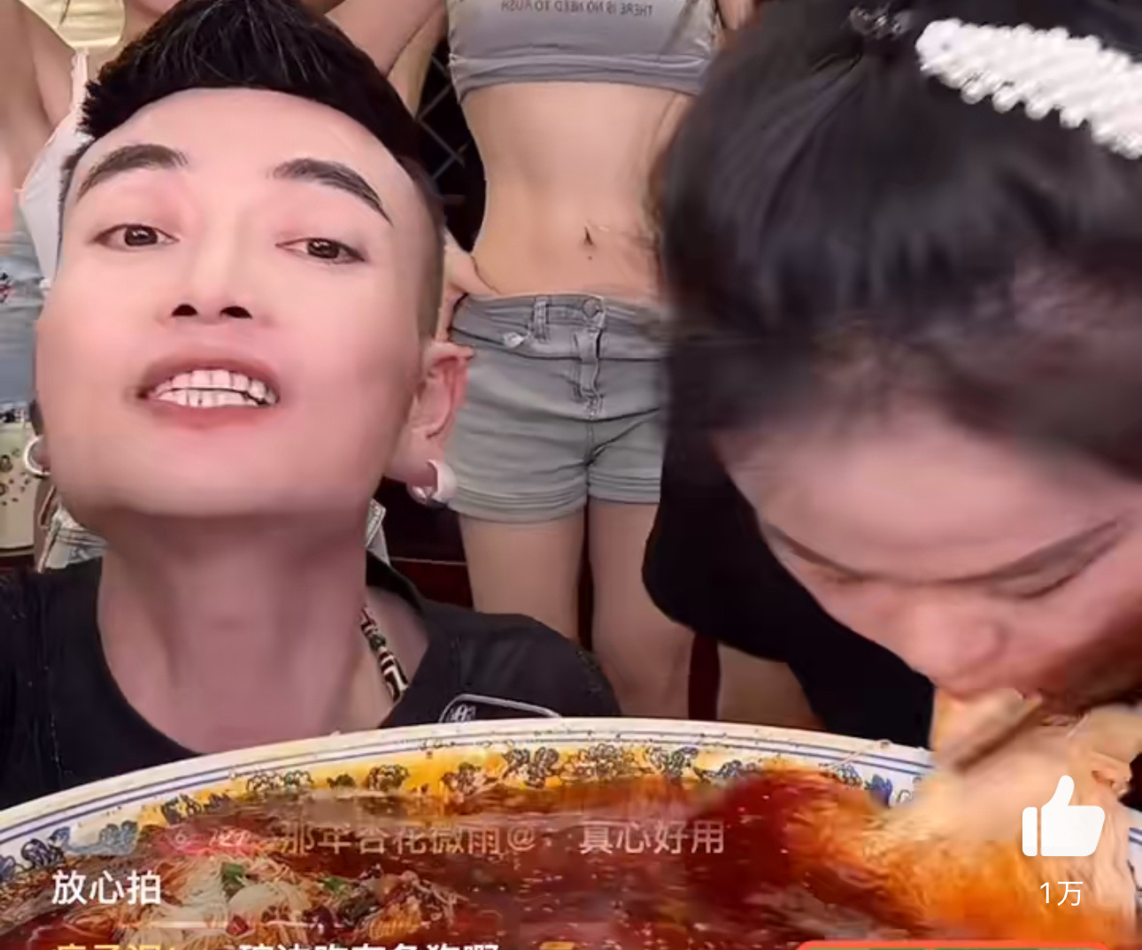 奇葩吃播又成流量密码 正常吃播，是品鉴美食，这种奇葩的，看着我都反胃。。。吃播的