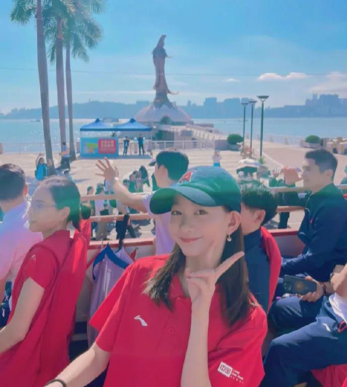 李小鹏的女儿引发热议！

12月11日，李小鹏的女儿，11岁的奥莉引发了热议，原