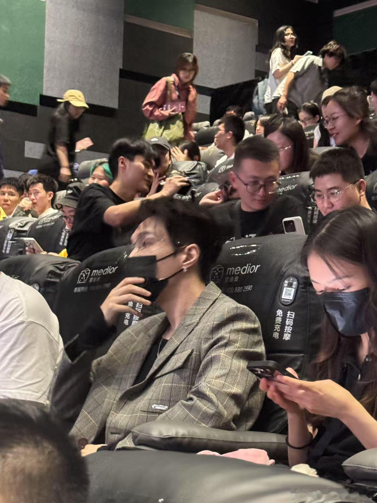 张艺兴现身《长夜将尽》放映现场 ​​​