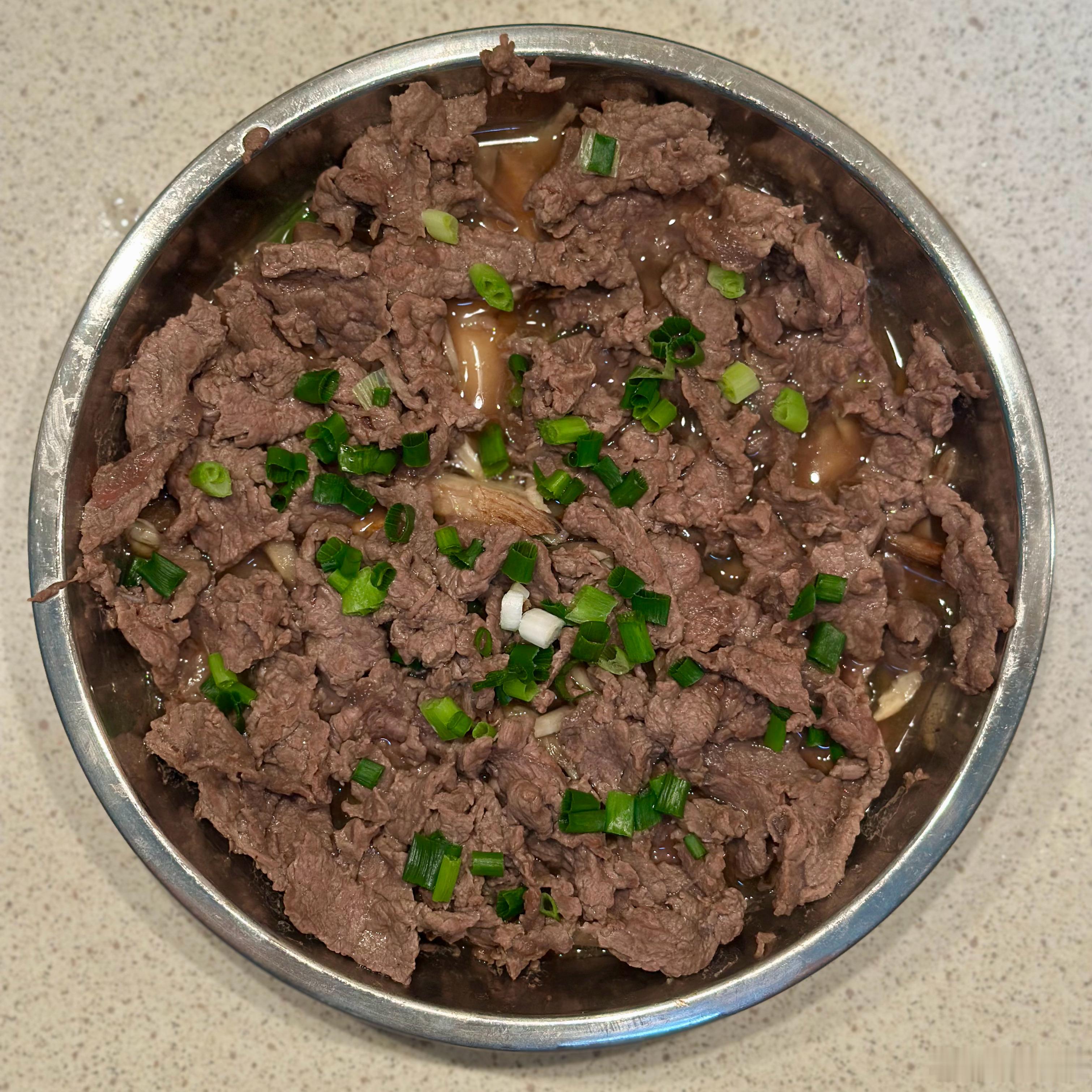 本来打算做个野菌炒牛肉，后来转念一想，干脆蒸吧，少用点油。还是炒菜一样备料调味，