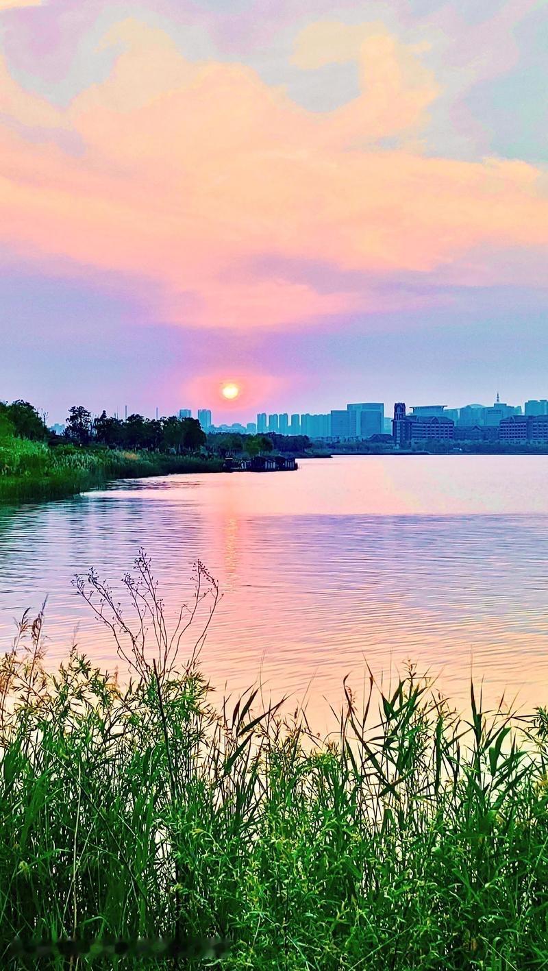 卜算子 · 湖边光景

蔚蔚昊天空，云絮飘游畅。
倒影波光朵朵花，荡漾涟漪晃。