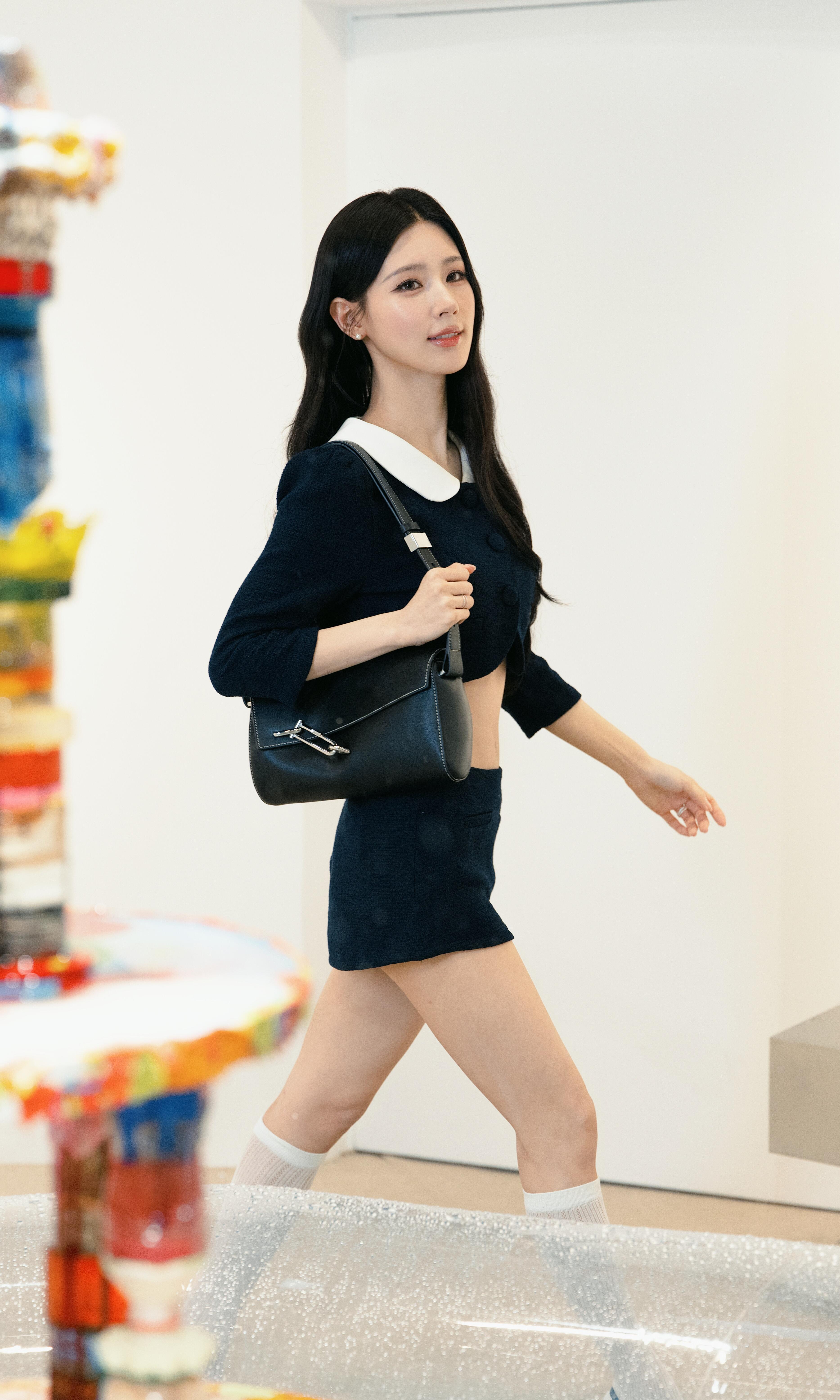 赵美延高跟鞋长筒白袜