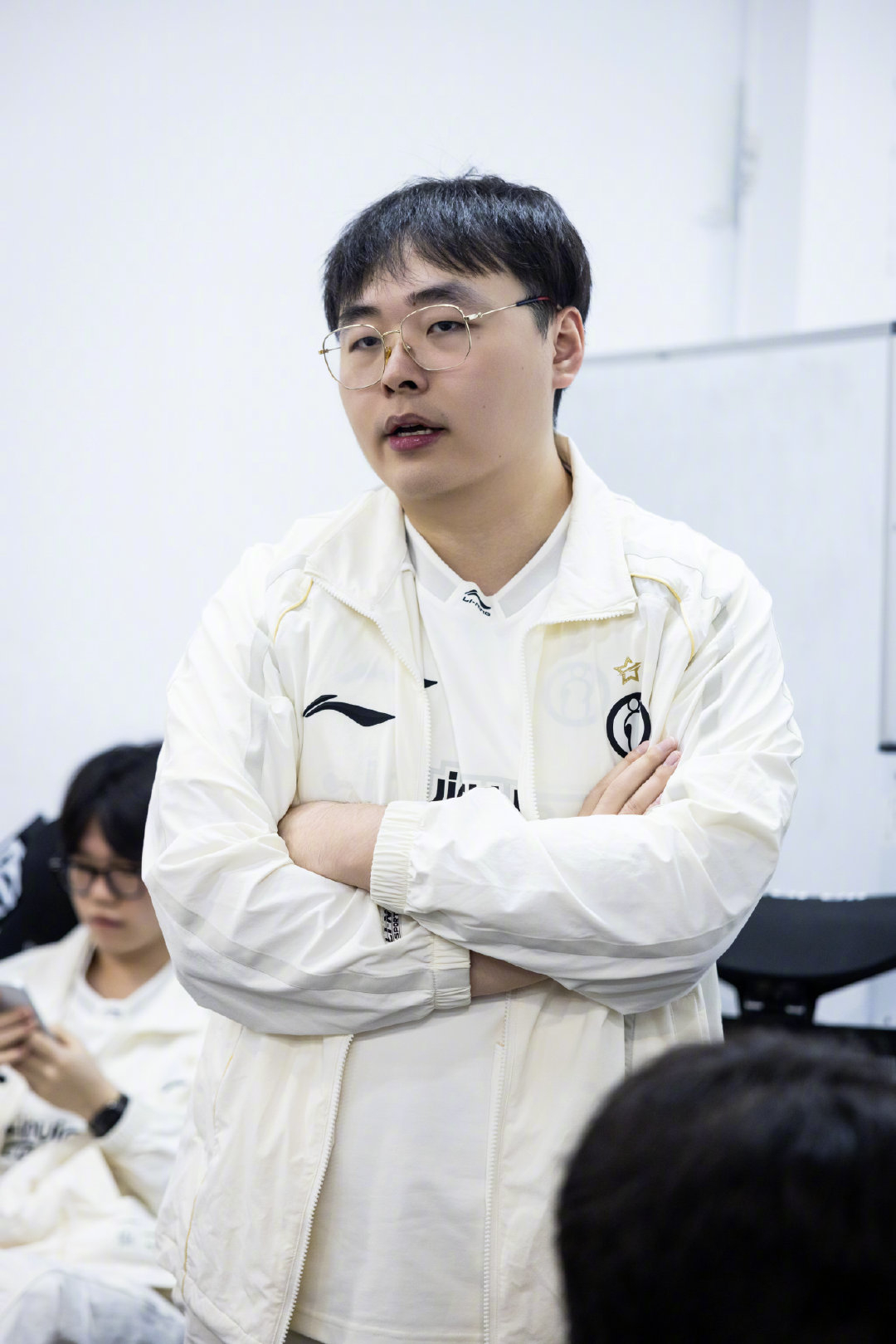 玩个奥拉夫还在怪绕，还在犹豫，你玩他谨慎是负作用懂吗？多兰都知道团战一口气砍到底