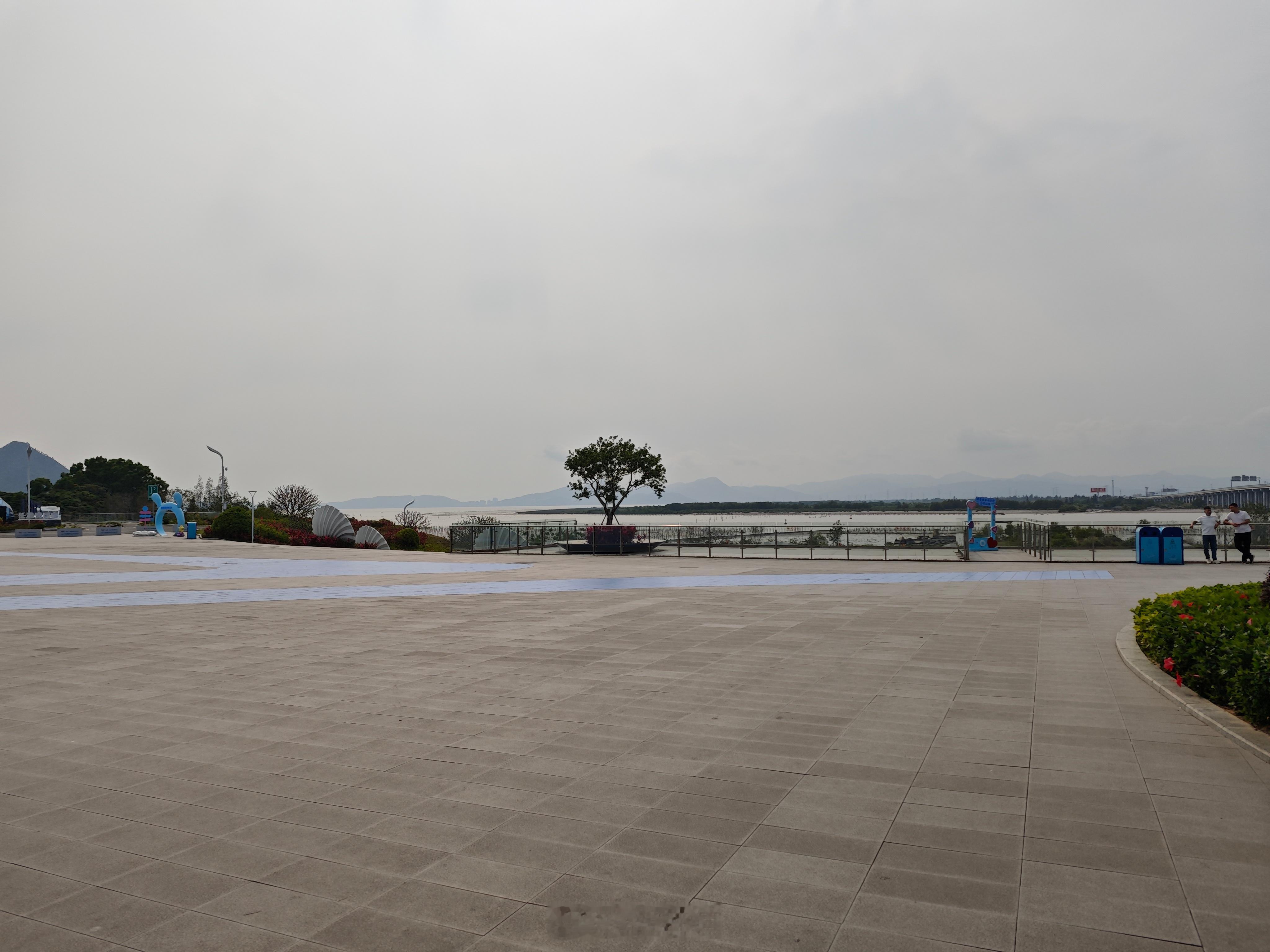 强降雨天气优先选择公共交通华聊车事 确实，今年的天气有点不寻常，安全出行最重要的