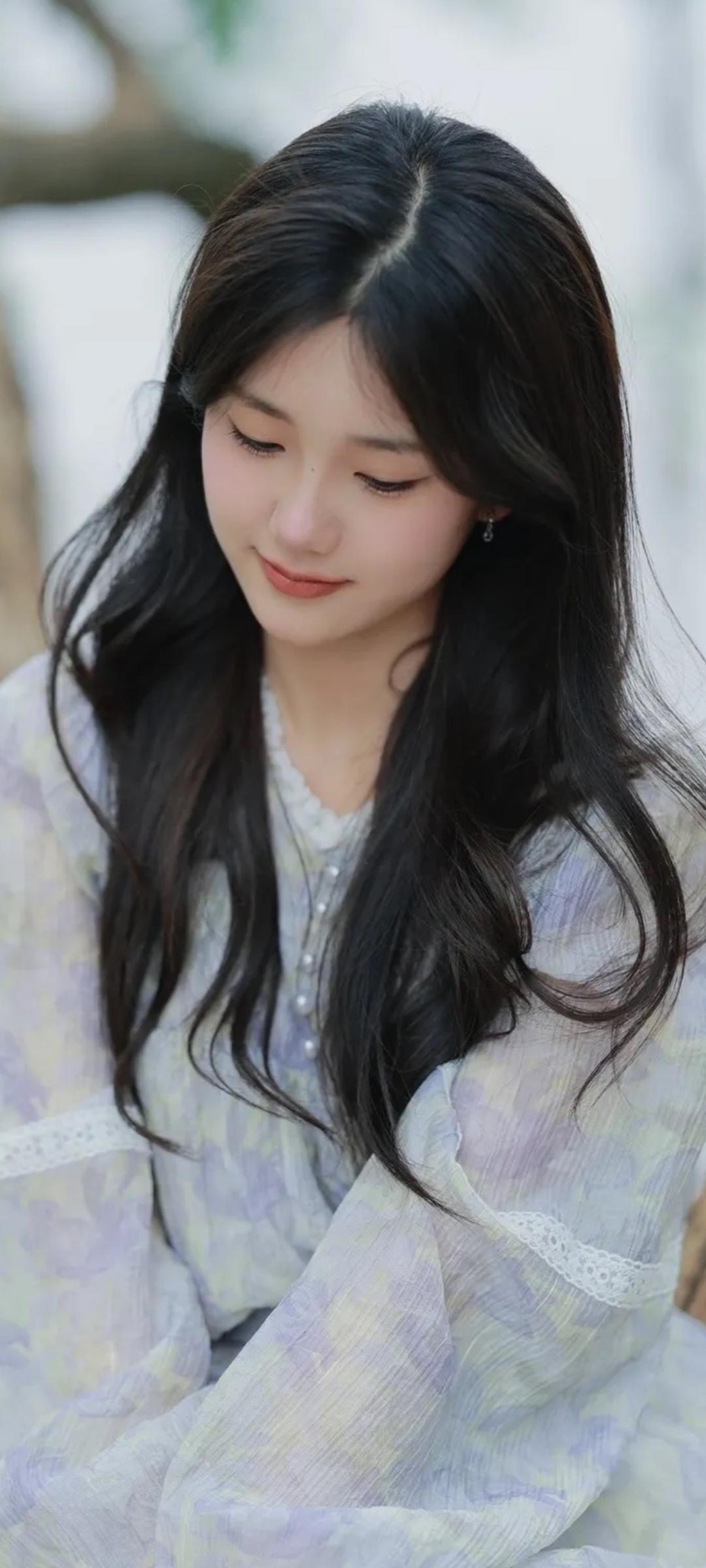 看着身边的人相继订婚、结婚，有的是迫于父母之命，有的是觉得彼此合适。

这情形就