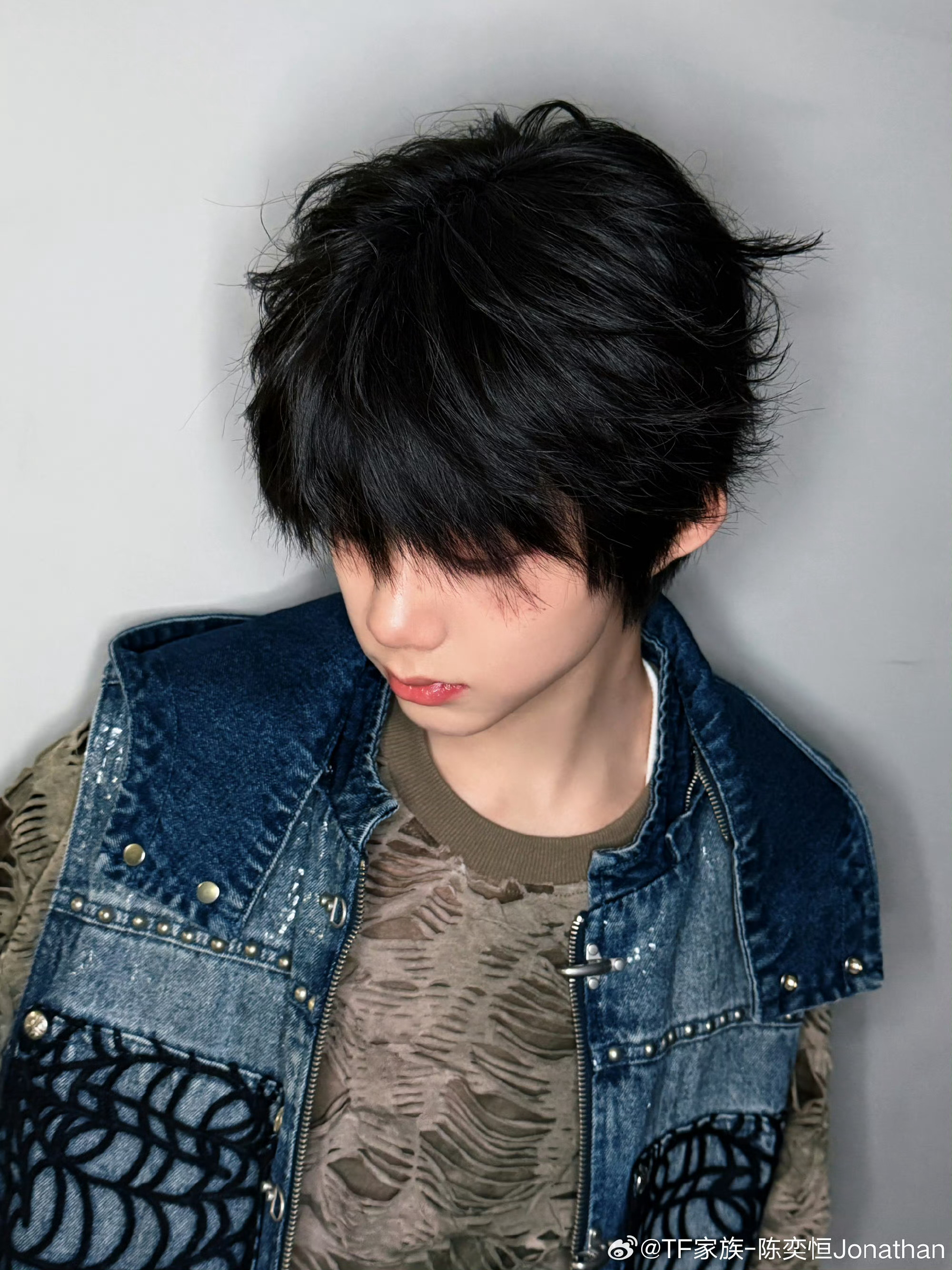 陈奕恒雀斑妆 陈奕恒最新营业🈶第一次尝试雀斑妆太成功了，就这个阴湿男鬼味爽潮服