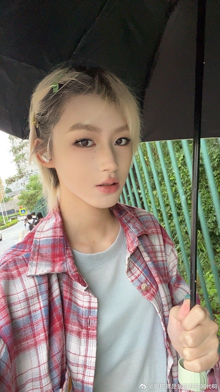 换脸后死对头爱上我 ​​​