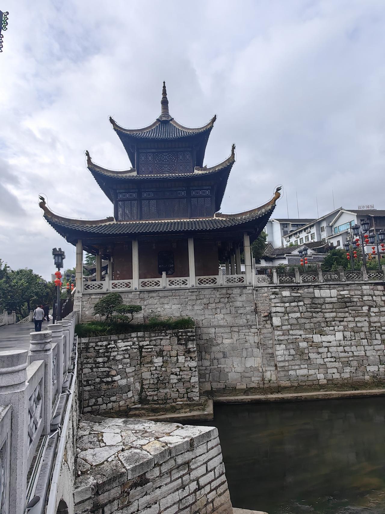 从量价关系看下午会不会出现转机
    缩量下跌说明一方面抛盘不多，另一方面也说