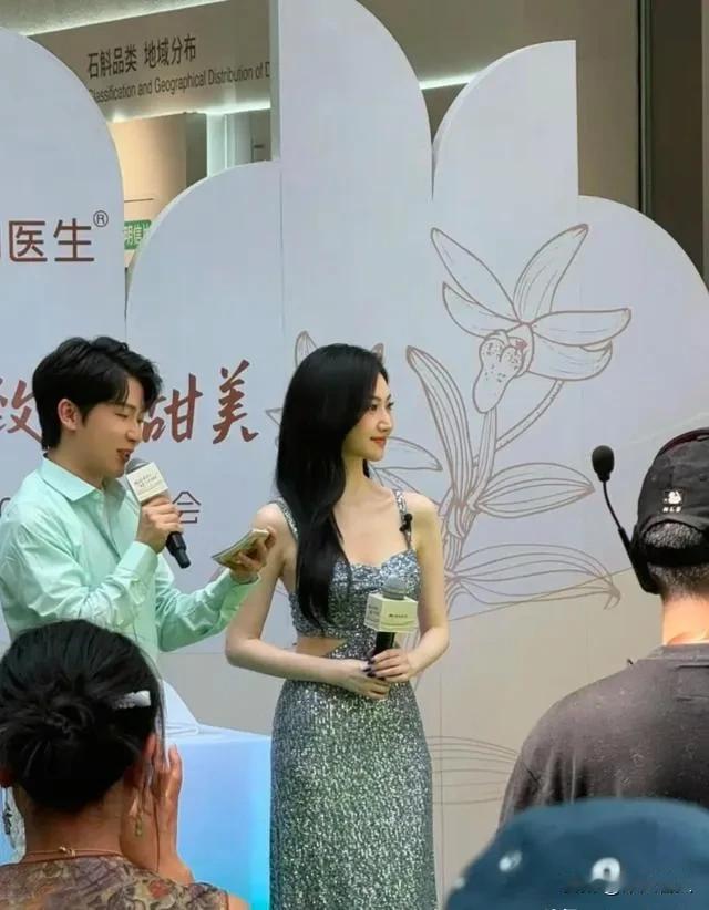 甜蜜互动，笑语盈盈！